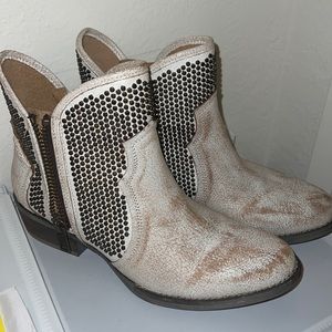 Gorgeous short cowgirl boots with bronze details